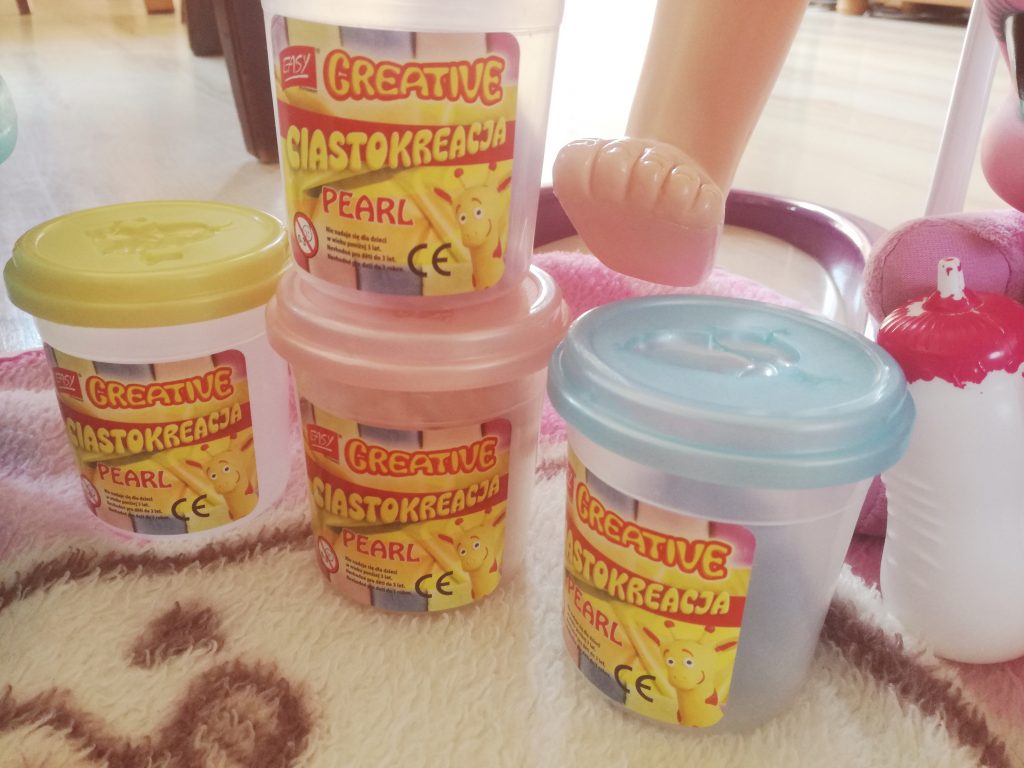 w-czasie-deszczu-dzieci-sie-nie-nudza-zabawa-z-masa-plastyczna-od-easy-stationery